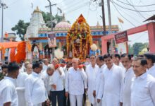 भगवान बलदेव की निकली शोभायात्रा: नगर वासियों ने पुष्प वर्षा कर किया शोभायात्रा का स्वागत