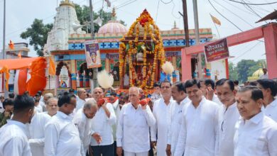 भगवान बलदेव की निकली शोभायात्रा: नगर वासियों ने पुष्प वर्षा कर किया शोभायात्रा का स्वागत