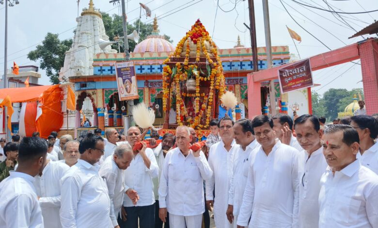 भगवान बलदेव की निकली शोभायात्रा: नगर वासियों ने पुष्प वर्षा कर किया शोभायात्रा का स्वागत