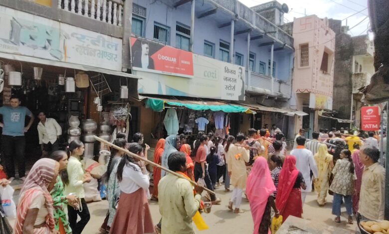 आस्था और भक्ति का संगम नगर में निकली कावड़ यात्रा नगर वासियों ने पुष्प वर्षा कर किया स्वागत आस्था और भक्ति का संगम नगर में निकली कावड़ यात्रा नगर वासियों ने पुष्प वर्षा कर किया स्वागत
