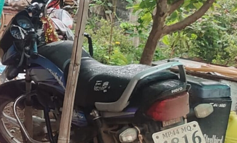 भगवान के घर के बाहर चोरी : बालाजी महाराज के दर्शन करने आए भक्त की मोटरसाइकिल पर चोरों ने किया हाथ साफ भगवान के घर के बाहर चोरी : बालाजी महाराज के दर्शन करने आए भक्त की मोटरसाइकिल पर चोरों ने किया हाथ साफ