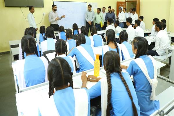 शिक्षा की गुणवत्ता सुधार की कलेक्टर नीमच की पहल – कलेक्टर ने कक्षाओं में विद्यार्थियों से संवाद कर शिक्षण कार्य का जायजा लिया शिक्षा की गुणवत्ता सुधार की कलेक्टर नीमच की पहल – कलेक्टर ने कक्षाओं में विद्यार्थियों से संवाद कर शिक्षण कार्य का जायजा लिया