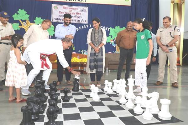 जिला प्रशासन द्वारा विद्यार्थियों के बौद्धिक विकास की पहल जिला प्रशासन द्वारा विद्यार्थियों के बौद्धिक विकास की पहल