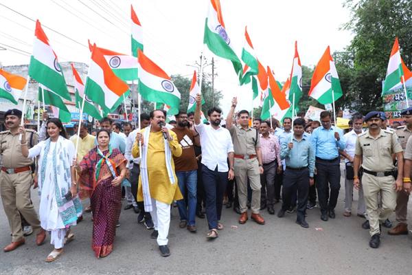नीमच में जिला प्रशासन ने निकाली भव्य तिरंगा यात्रा नीमच में जिला प्रशासन ने निकाली भव्य तिरंगा यात्रा