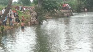 नदी में नहाने गए युवक की डूबने से मौत, युवक की लाश ढूढने की कोशिश जारी