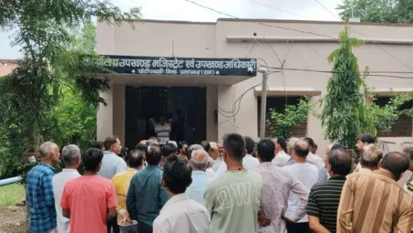 श्मशान घाट विश्राम स्थल की मांग को लेकर नगर वासी हुए लामबंद सौपा ज्ञापन श्मशान घाट विश्राम स्थल की मांग को लेकर नगर वासी हुए लामबंद सौपा ज्ञापन