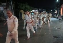 त्योहार से पूर्व संवेदनशील क्षेत्रों में पुलिस ने निकाला फ्लैग मार्च