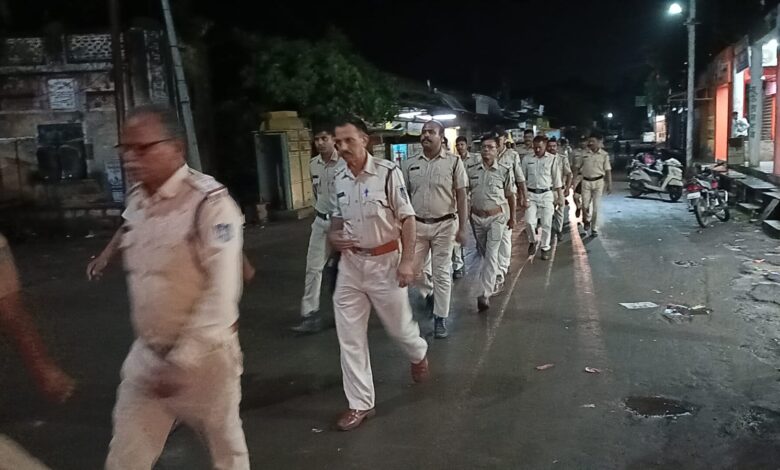 त्योहार से पूर्व संवेदनशील क्षेत्रों में पुलिस ने निकाला फ्लैग मार्च त्योहार से पूर्व संवेदनशील क्षेत्रों में पुलिस ने निकाला फ्लैग मार्च