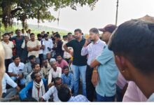 बाइक और बस की टक्कर में युवक की मौत दो अन्य गंभीर घायल जिला चिकित्सालय के लिए रेफर
