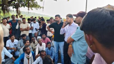 बाइक और बस की टक्कर में युवक की मौत दो अन्य गंभीर घायल जिला चिकित्सालय के लिए रेफर