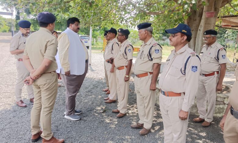 अतिरिक्त पुलिस महानिदेषक उज्जैन श्री उमेष जोगा एवं पुलिस उप महानिरीक्षक रतलाम रेंज श्री निमिष पहुंचे रामपुरा थाना किया ओचक निरीक्षण त्योहारों को लेकर दिए विशेष निर्देश अतिरिक्त पुलिस महानिदेषक उज्जैन श्री उमेष जोगा एवं पुलिस उप महानिरीक्षक रतलाम रेंज श्री निमिष पहुंचे रामपुरा थाना किया ओचक निरीक्षण त्योहारों को लेकर दिए विशेष निर्देश