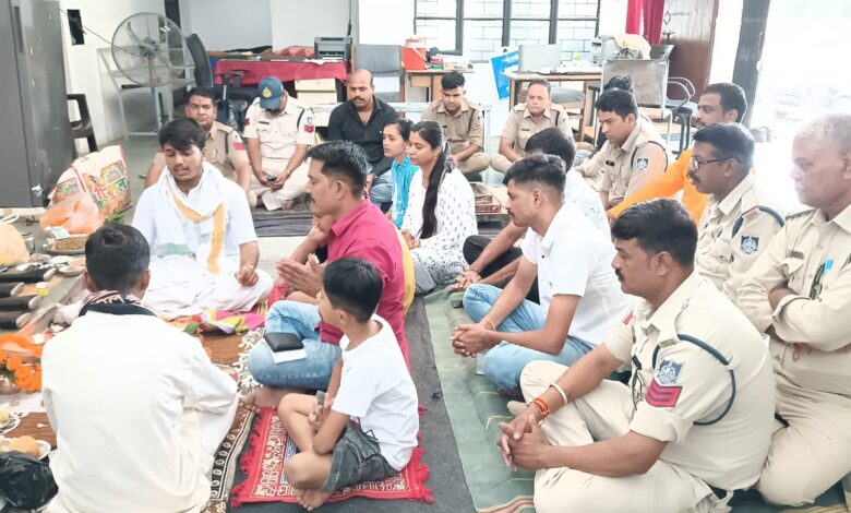 विजयदशमी के अवसर पर हुआ शस्त्र पूजन का आयोजन: थाना प्रभारी ने वैदिक मन्त्रोंचार के साथ किया पूजन विजयदशमी के अवसर पर हुआ शस्त्र पूजन का आयोजन: थाना प्रभारी ने वैदिक मन्त्रोंचार के साथ किया पूजन