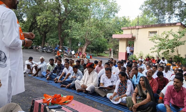 आत्मनिर्भर भारत पर भाजपा की कार्यशाला: भाजपा कार्यकर्ताओं और ग्रामीणों ने स्वदेशी अपनाने का संकल्प लिया आत्मनिर्भर भारत पर भाजपा की कार्यशाला: भाजपा कार्यकर्ताओं और ग्रामीणों ने स्वदेशी अपनाने का संकल्प लिया