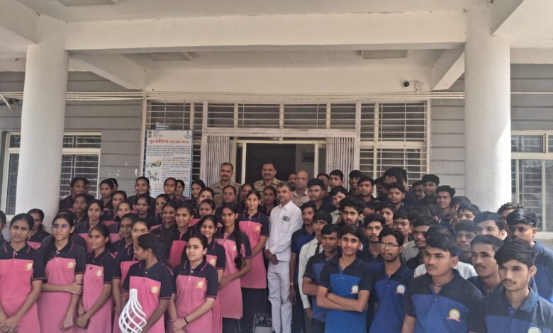 निजी स्कूल के विद्यार्थियों ने किया रतनगढ़ थाना भ्रमण, थाना प्रभारी ने दी पुलिस कार्यप्रणाली की जानकारी निजी स्कूल के विद्यार्थियों ने किया रतनगढ़ थाना भ्रमण, थाना प्रभारी ने दी पुलिस कार्यप्रणाली की जानकारी