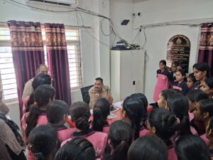 निजी स्कूल के विद्यार्थियों ने किया रतनगढ़ थाना भ्रमण, थाना प्रभारी ने दी पुलिस कार्यप्रणाली की जानकारी