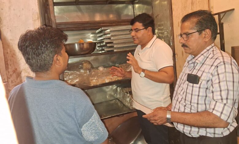 रामपुरा में खाद्य एवं औषधि प्रशासन की कार्यवाही स्याही लगे कागज (अखबार) में खाद्य विक्रय,भंडारण नहीं करने के निर्देश दिए खाद्य पदार्थों के16 नमूने लिए रामपुरा में खाद्य एवं औषधि प्रशासन की कार्यवाही स्याही लगे कागज (अखबार) में खाद्य विक्रय,भंडारण नहीं करने के निर्देश दिए खाद्य पदार्थों के16 नमूने लिए