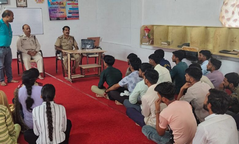 पुलिस थाना रामपुरा द्वारा स्कुली छात्रों एवं आमजन के लिए साइबर सुरक्षा जागरूकता कार्यक्रमों का आयोजन* पुलिस थाना रामपुरा द्वारा स्कुली छात्रों एवं आमजन के लिए साइबर सुरक्षा जागरूकता कार्यक्रमों का आयोजन*