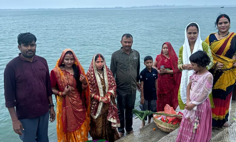 उदय होते सूर्य को अर्घ्य देकर हुआ चार दिवसीय छठ पर्व का समापन