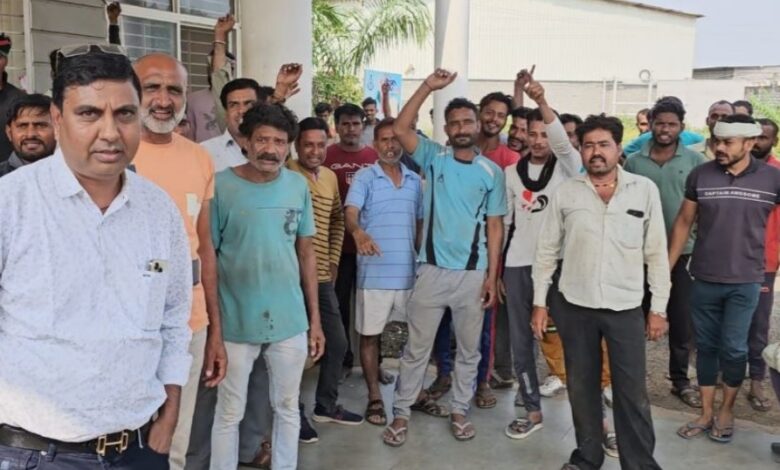 बघाना थाना क्षेत्र में सरपंच की गुंडागर्दी से सनसनी, उद्योगपति अनिल नाहटा के बेटे पर पर जानलेवा हमला, NDPS एक्ट का फरार आरोपी भी है विक्रम सिंह  बघाना थाना क्षेत्र में सरपंच की गुंडागर्दी से सनसनी, उद्योगपति अनिल नाहटा के बेटे पर पर जानलेवा हमला, NDPS एक्ट का फरार आरोपी भी है विक्रम सिंह
