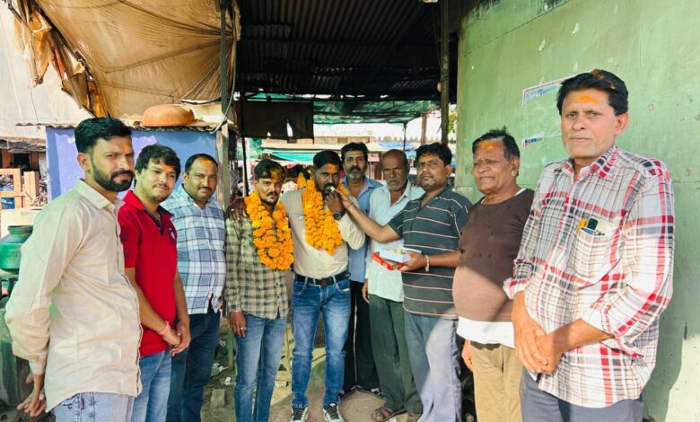 युवा कांग्रेस चुनाव में विजय होने पर रतनगढ़ कांग्रेस के वरिष्ठ नेताओं द्वारा स्वागत किया*