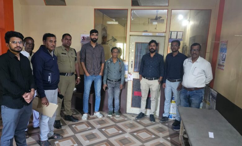 इलीगल प्रेक्टिस करने वाले निजी चिकित्सालय पर स्वास्थ्य विभाग की टीम ने की कार्यवाही