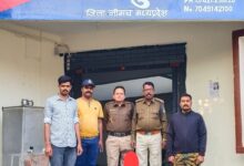 विगत 03 वर्षो से फरार धोखाधडी के आरोपी को थाना रामपुरा पुलिस द्वारा अहमदाबाद गुजरात से गिरफ्तार करने मे मिली सफलता
