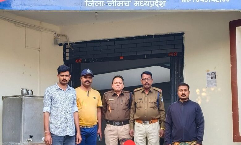 विगत 03 वर्षो से फरार धोखाधडी के आरोपी को थाना रामपुरा पुलिस द्वारा अहमदाबाद गुजरात से गिरफ्तार करने मे मिली सफलता विगत 03 वर्षो से फरार धोखाधडी के आरोपी को थाना रामपुरा पुलिस द्वारा अहमदाबाद गुजरात से गिरफ्तार करने मे मिली सफलता