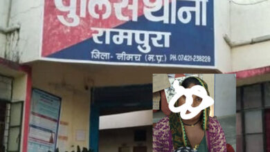 पुलिस थाना रामपुरा को मिली बडी सफलता “” ऑपरेशन मुस्कान के अंतर्गत थाना रामपुरा पुलिस द्वारा विगत 04 साल से लापता एक गुमशुदा महिला को अपने परिवार से मिलाया।