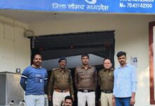 विगत 03 वर्षो से फरार 06 लाख 11 हजार 351 रूपये की धोखाधडी के आरोपी को थाना रामपुरा पुलिस द्वारा अहमदाबाद गुजरात से गिरफ्तार करने मे मिली सफलता ।