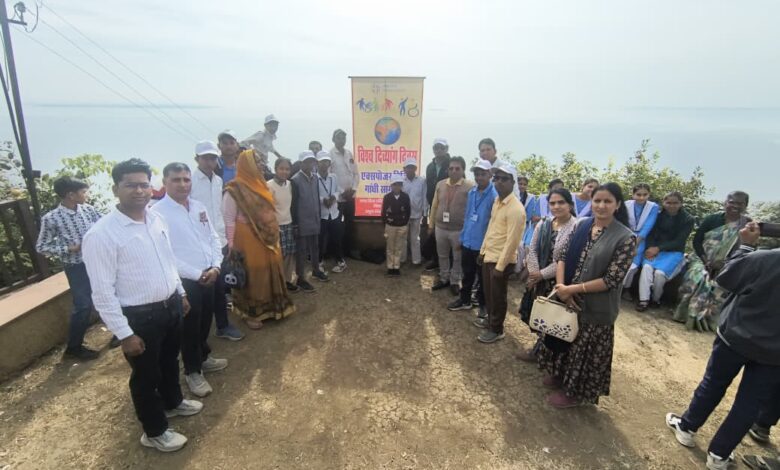 जिले के शासकीय विद्यालयों के दिव्यांग विद्यार्थियो ने किया गांधी सागर बांध व केदारेश्वर मंदिर का एक्सपोजर विजिट 