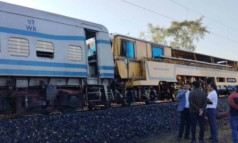 नीमच में रेल हादसा: ट्रैक मशीन को टावर वेगन ने मारी टक्कर, बड़ा हादसा टला नीमच में रेल हादसा: ट्रैक मशीन को टावर वेगन ने मारी टक्कर, बड़ा हादसा टला