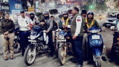 यातायात नियम मानने वालों को फूलों से सम्मान, नियम तोड़ने वालों पर सख्ती