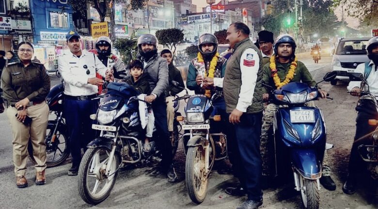 यातायात नियम मानने वालों को फूलों से सम्मान, नियम तोड़ने वालों पर सख्ती