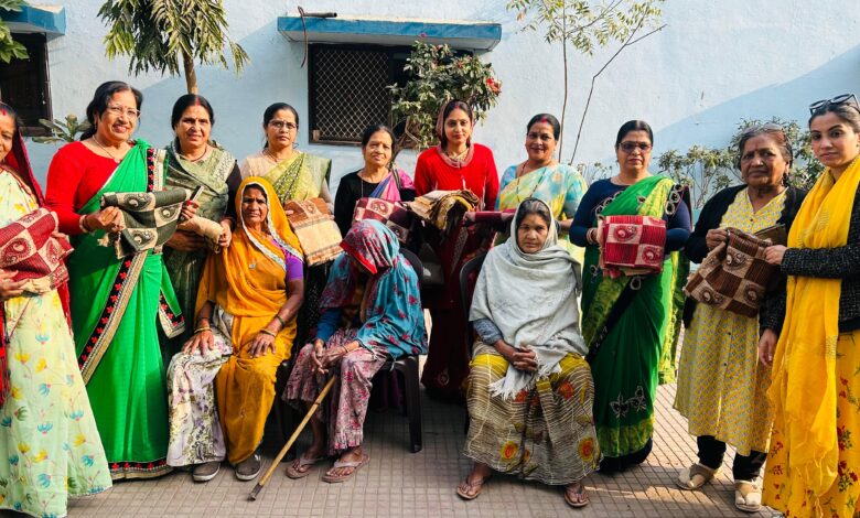 नववर्ष से पहले सेवा की मिसाल: श्याम गोपाल भजन मंडल ने वृद्धजनों और प्रसूताओं को बांटे शॉल