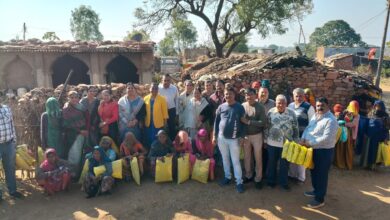 जैन श्वेताम्बर सोशल ग्रुप भानपुरा द्वारा भीषण सर्दी में पात्र 125 परिवारों को कंबल वितरण जैन श्वेताम्बर सोशल ग्रुप भानपुरा द्वारा भीषण सर्दी में पात्र 125 परिवारों को कंबल वितरण