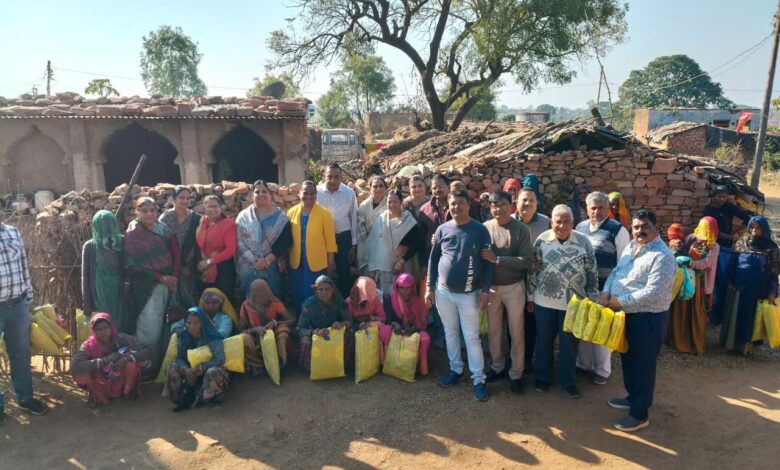 जैन श्वेताम्बर सोशल ग्रुप भानपुरा द्वारा भीषण सर्दी में पात्र 125 परिवारों को कंबल वितरण