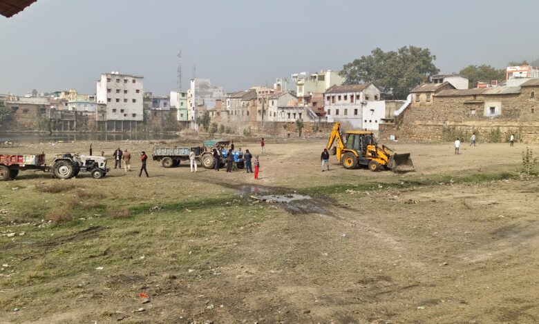 खबर का हुआ असर नगर परिषद ने लिया तुरंत संज्ञान छोटे तालाब में चला स्वच्छता अभियान