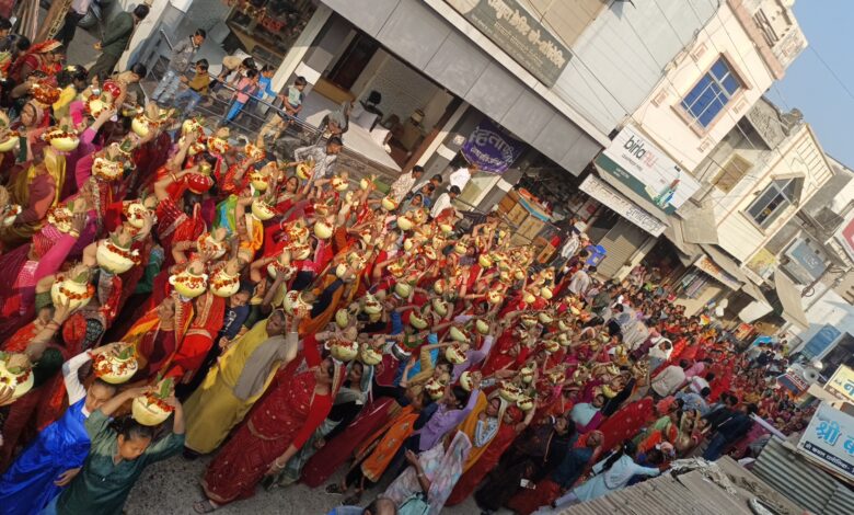 विराट हिंदू सम्मेलन से पूर्व नगर में निकली भव्य कलश यात्रा