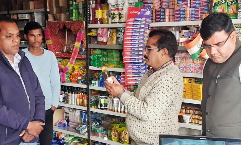 प्रशासन की टीम ने कुकडेश्वर में की कार्यवाही- 4 फर्मों का आकस्मिक निरीक्षण कर लिए 6 नमूने