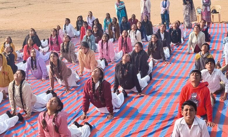 योग कार्यक्रम कि विविध गतिविधियों का प्रदर्शन व संचालन कर युवा महोत्सव मनाया गया