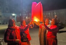 खूब उड़ी पतंगें खेले गिल्ली डंडे रात में उडाये विशिंग लेम्प