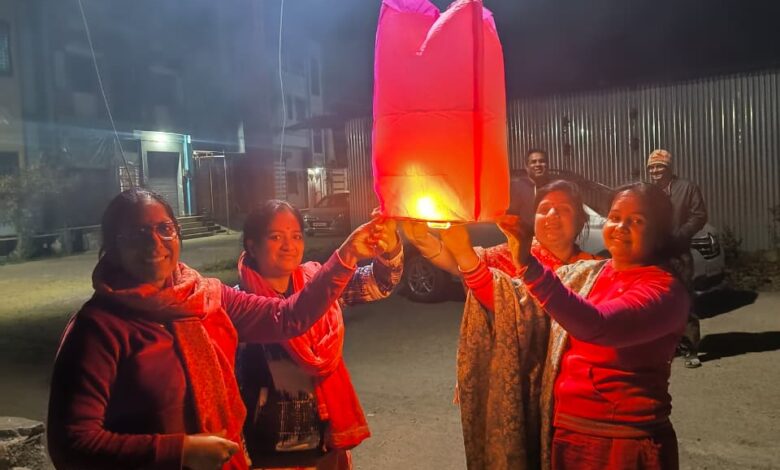 खूब उड़ी पतंगें खेले गिल्ली डंडे रात में उडाये विशिंग लेम्प खूब उड़ी पतंगें खेले गिल्ली डंडे रात में उडाये विशिंग लेम्प