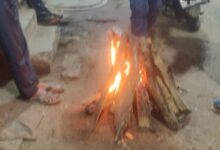 शीतलहर का प्रकोप जारी सार्वजनिक अलाव जलाने की प्रशासन से की दरकार