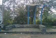 टोल वसूली जारी, यात्रियों की सुविधा बदहाल, केसरपुरा में प्रतीक्षालय खंडहर में तब्दील, सर्विस रोड पर खड़े हो रहे वाहन