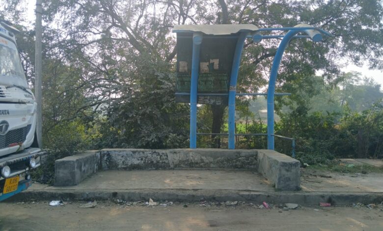 टोल वसूली जारी, यात्रियों की सुविधा बदहाल, केसरपुरा में प्रतीक्षालय खंडहर में तब्दील, सर्विस रोड पर खड़े हो रहे वाहन