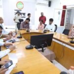 कलेक्टर श्री चंद्रा ने जनसुनवाई में सुनी 65 आवेदकों की समस्याएं
