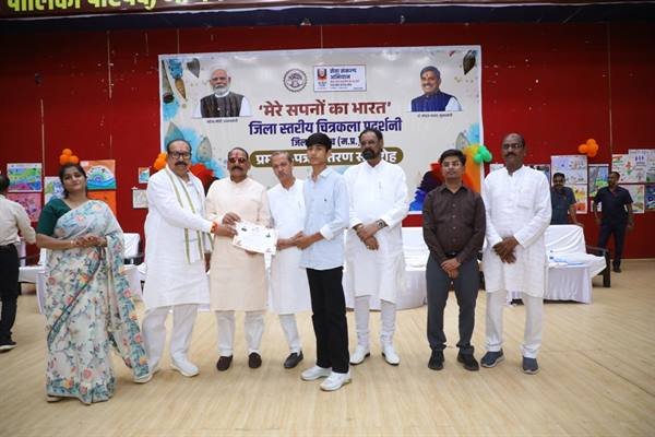 मेरे सपनों का भारत’ में विद्यार्थियों ने रंगों से उकेरी विकसित भारत की कल्पना युवा पीढ़ी के सपनों में भारत का उज्ज्वल भविष्य : विधायक श्री सकलेचा