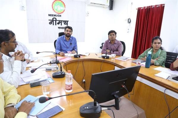 समय-सीमा बैठक में कलेक्टर ने विभागीय कार्यों की समीक्षा कर दिए आवश्यक निर्देश
