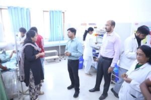 सामुदायिक स्वास्थ्य केंद्र जीरन का निरीक्षण, मरीजों से ली स्वास्थ्य सेवाओं की जानकारी