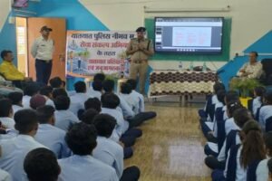 सेवा संकल्प अभियान के तहत विद्यार्थियों को सड़क सुरक्षा एवं यातायात नियमों की दी जानकारी 12 सेवा संकल्प अभियान के तहत विद्यार्थियों को सड़क सुरक्षा एवं यातायात नियमों की दी जानकारी